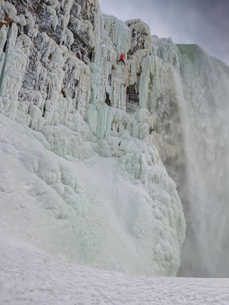 Le grimpeur Will Gadd escalade les chutes du Niagara gelées et devient la première personne à réaliser cette ascension.