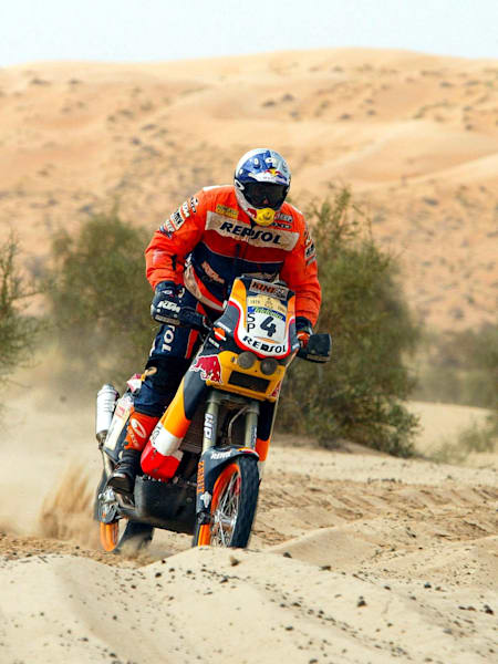 An image of Joan Roma riding during the 2004 Dakar Rally.