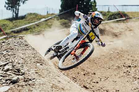 Myriam Nicole ride sur la piste de la Coupe du monde UCI de VTT DH 2022 à Vallnord, en Andorre.