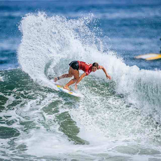 WSL-Champion Caroline Marks aus den Vereinigten Staaten surft in Heat 1 der Eliminierungsrunde beim Surf City El Salvador Pro am 6. Juni 2024 in Punta Roca, La Libertad, El Salvador. 