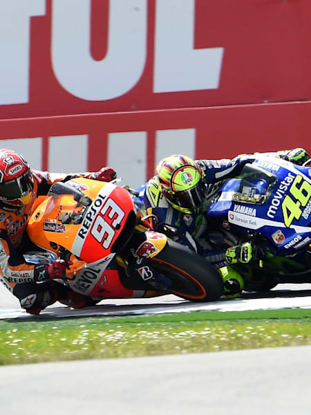 Marc Marquez i Valentino Rossi walczący w wyścigu MotoGP o Dutch TT w Assen, Holandia w 2015 roku