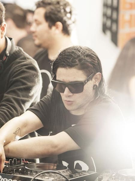 Skillex les rend tous fous au bord de la piscine située sur le toit de la Red Bull Guest House.