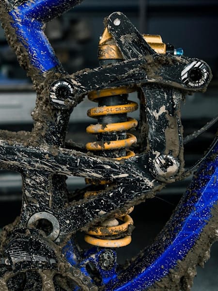 L'ammo posteriore è un Öhlins  TTX 22m a molla