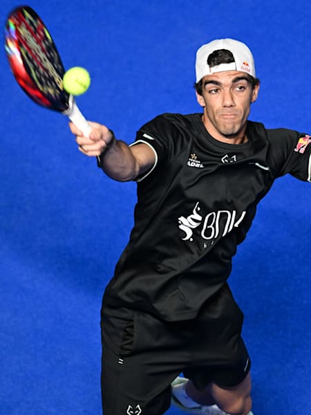 Juan Lebrón juega un partido de Premier Padel 2024.
