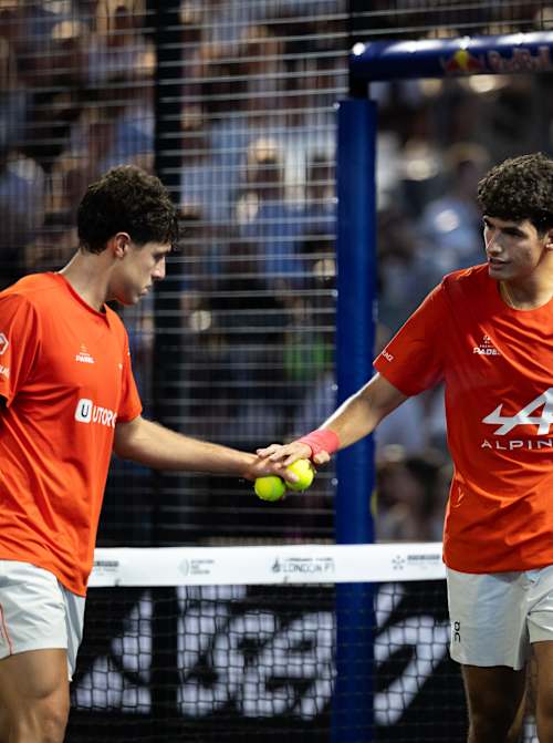 El argentino Agustín Tapia y el español Arturo Coello reaccionan durante la final del London Premier Padel P1 de 2026, celebrada en el Olympia London el 9 de agosto