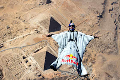Cedric Dumont vole en wingsuit au-dessus des pyramides.