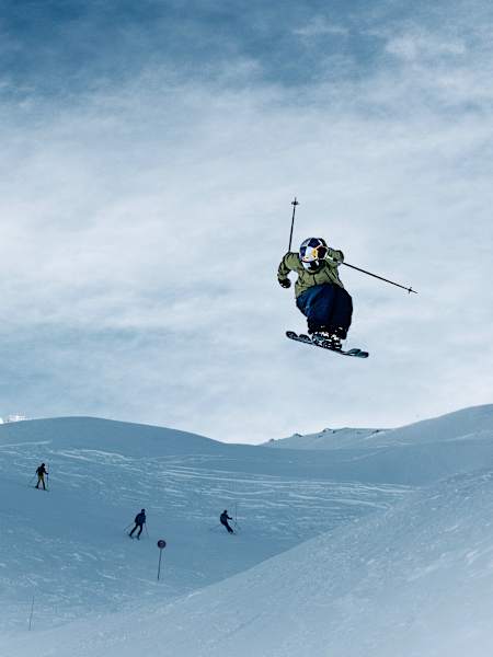 La skieuse freestyle Manon Loschi passe un gap dans les Alpes.