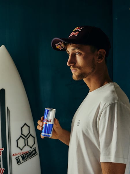 Surf-Profi Leon Glatzer posing steht in München für ein Porträt bereit.