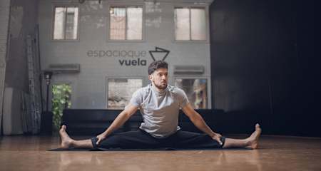 雙腿分開伸展動作