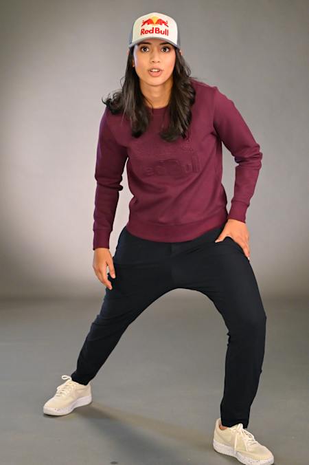 印度開場擊球手 Smriti Mandhana 在鍛煉前進行熱身練習。