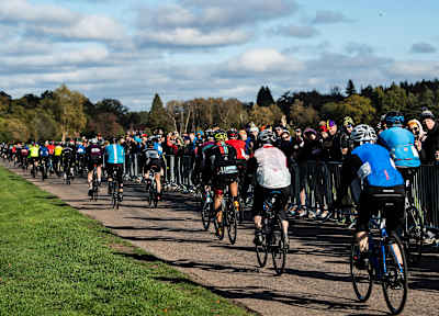 Les cyclistes au départ de la course de vélo Red Bull Timelaps à Windsor Great Park en 2018.