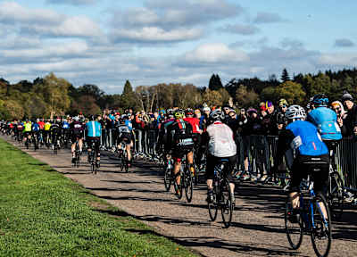 Les cyclistes au départ de la course de vélo Red Bull Timelaps à Windsor Great Park en 2018.