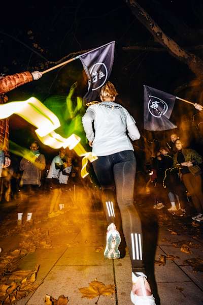 Mit wehenden Fahnen: Die adidas Runners unterstützen sich auch im Dunkeln.