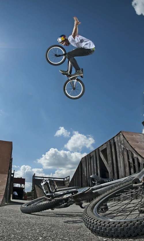 Dawid Godziek hace un truco "Transfer with No Hander" durante un entrenamiento en Varsovia (Polonia) el 31 de agosto de 2011