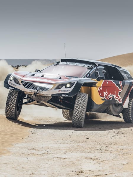 Stéphane Peterhansel con el nuevo Peugeot 3008 DKR Maxi en Marruecos en 2017.