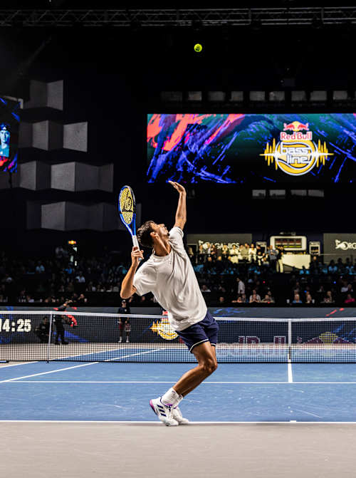 Aufgenommen in Wien 2024: Alexei Popyrin schlägt beim Red Bull BassLine-Tennisturnier inmitten einer ausgelassenen Atmosphäre kraftvoll auf