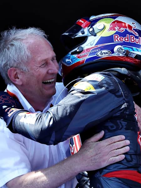 Helmut Marko és Max Verstappen öröme a holland első F1-es győzelme után