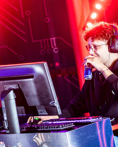 Hráč esportu v akcii.