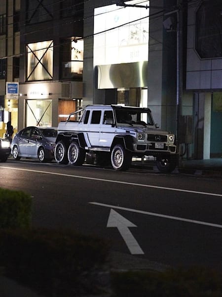 いかにも街に馴染むことのない、異様なまでの佇まい。
