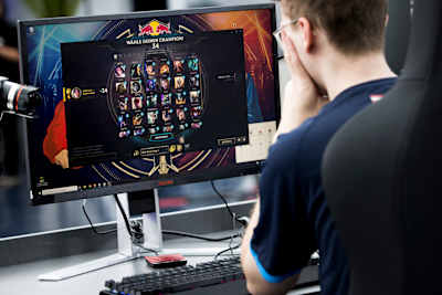 Un joueur choisit son champion parmi les nombreux personnages disponibles dans League of Legends avant une partie.