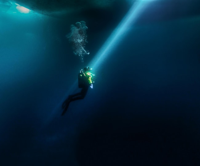 15 4 3 北極の氷の下を泳ぐ男 Adventrue