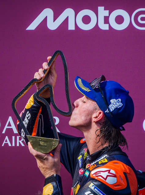Pedro Acosta und der Siegerpokal: "in love" am Red Bull Ring: