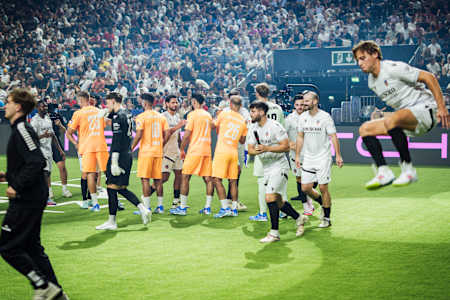 Zwei Teams klatschen kurz vor Anpfiff des Matches ab.