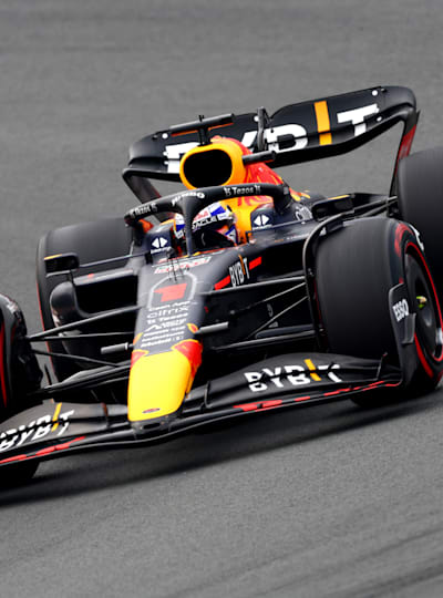 Le pilote Red Bull Racing Max Verstappen roule sur le circuit de Zandvoort pendant le Grand Prix de Formule 1 des Pays-Bas.