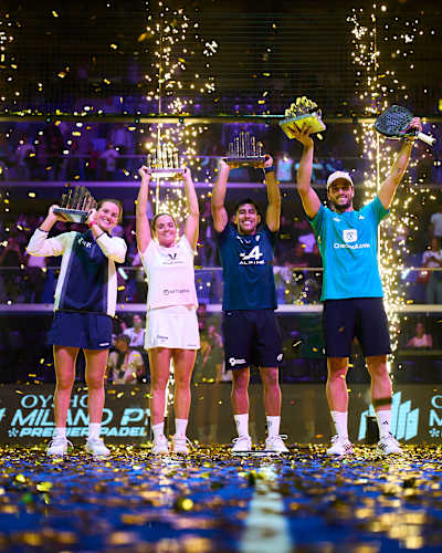 Aria Sánchez, Paula Josemaría, Fede Chingotto y Ale Galán,  posan con sus trofeos de ganadores del OYSHO Milano Premier Padel P1 en Milán, en octubre de 2025.