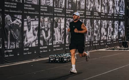 Jake Dearden court lors du championnat du monde Hyrox à Nice, en France, le 9 juin 2024. 