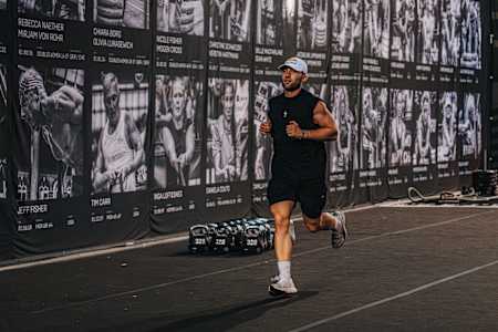 Jake Dearden court lors du championnat du monde Hyrox à Nice, en France, le 9 juin 2024. 
