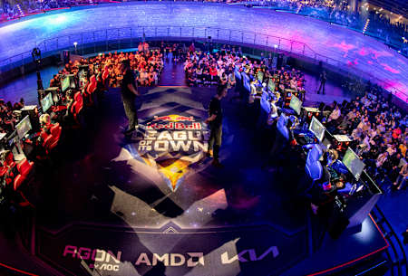 G2 affronte T1 lors du tournoi Red Bull League of Its Own sur League of Legends.