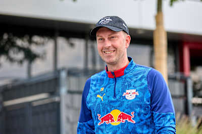 Ole Werner sonriendo mientras lleva una gorra y la equipación del RB Leipzig.