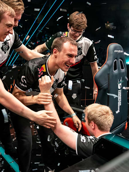 El equipo de G2 Esports celebrando su victoria en las finales de LEC en Atenas.