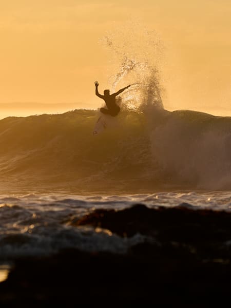 Kanoa Igarashi surfe à Hawaï.