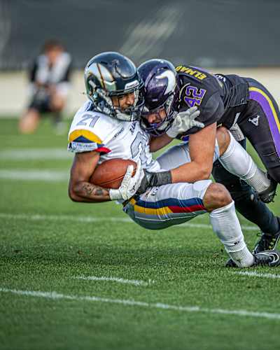 Ein Spieler der Vienna Vikings versucht, einem Spieler der Berlin Thunder den Football abzunehmen, während eines Spiels der AFLE am 23. Mai 2026 in Wien, Österreich