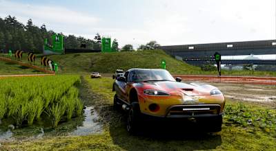 Captura de pantalla de Forza Horizon 6 muestra una carrera campo a través en un arrozal.