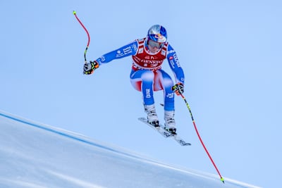 Alexis Pinturault en plein saut lors d’un entraînement en ski alpin.