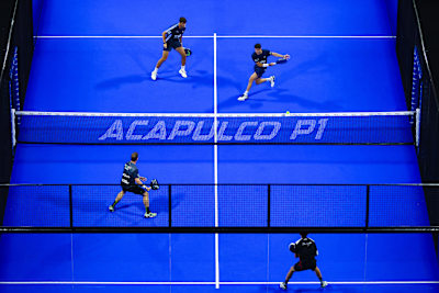 Des joueurs s'affrontent lors d'un match du tournoi du Premier Padel à Acapulco.