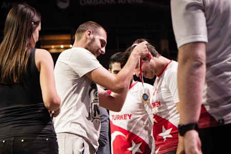 Madalyalar böyle takıldı