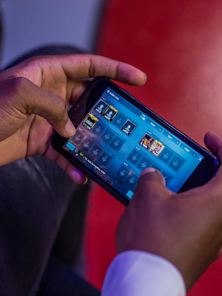 Red Bull M.E.O पर एक गेमर पबजी मोबाइल में प्रतिस्पर्धा करता है।