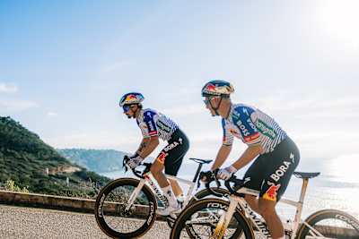 Primož Roglič et Remco Evenepoel s'entraînent sous les couleurs de Red Bull – BORA – hansgrohe à Palma de Majorque, en Espagne.