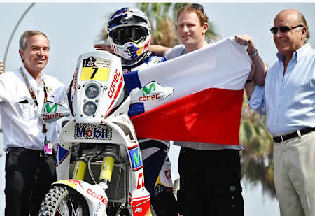 Aquí estoy posando con la bandera chilena al comienzo del Dakar 2013.