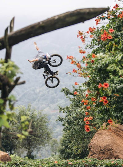 トルコの茶畑でbmxダートジャンプ