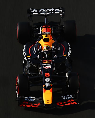 Le Français Isack Hadjar au volant de la RB21 de l'Oracle Red Bull Racing sur la piste lors des essais de F1 sur le circuit de Yas Marina, le 09 décembre 2025.