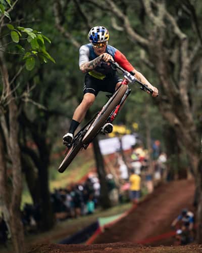 Simon Andreassen vuela en la UCI MTB World Cup en Araxá, Brasil, el 21 de abril de 2024.