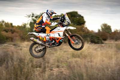 Una foto de acción de Laia Sanz saltando en una pista de tierra.