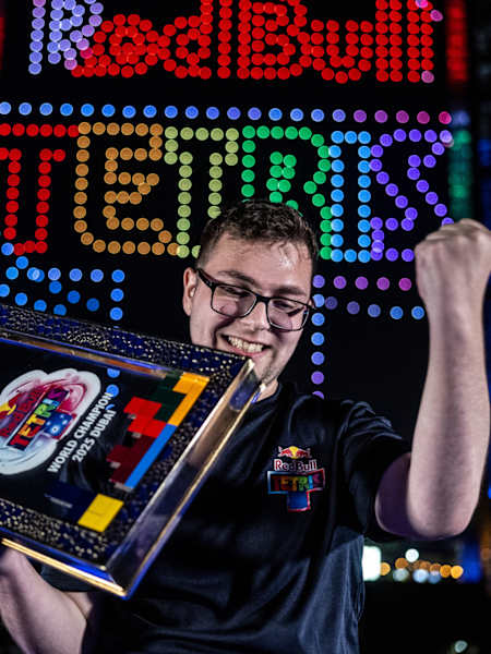 Fehmi Atalar, 13 Aralık 2025'te Birleşik Arap Emirlikleri'nin Dubai kentinde düzenlenen Red Bull Tetris Dünya Finali'nde şampiyonluk kutlaması yapıyor.