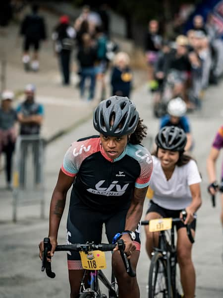 Ayesha McGowan in gara al Red Bull Bay Climb a San Francisco, California, il 7 settembre 2019