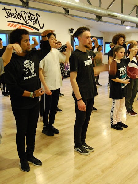 Les danseurs lors d'un stage ouvert à tous à l'école de danse Juste Debout School à Paris.